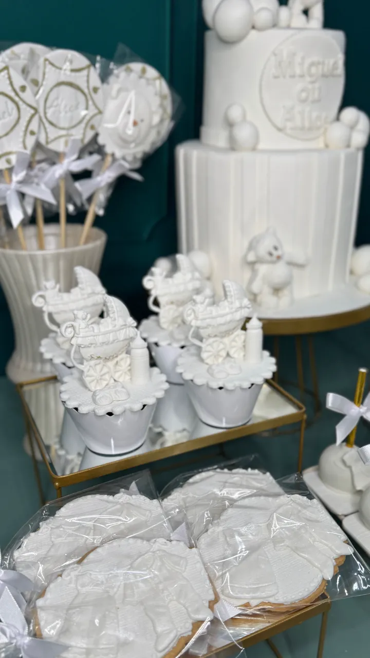 Mesa de batizado com bolo branco e doces