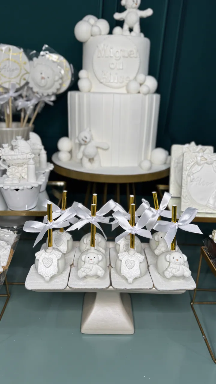 Bolo de batizado branco com laço, em destaque