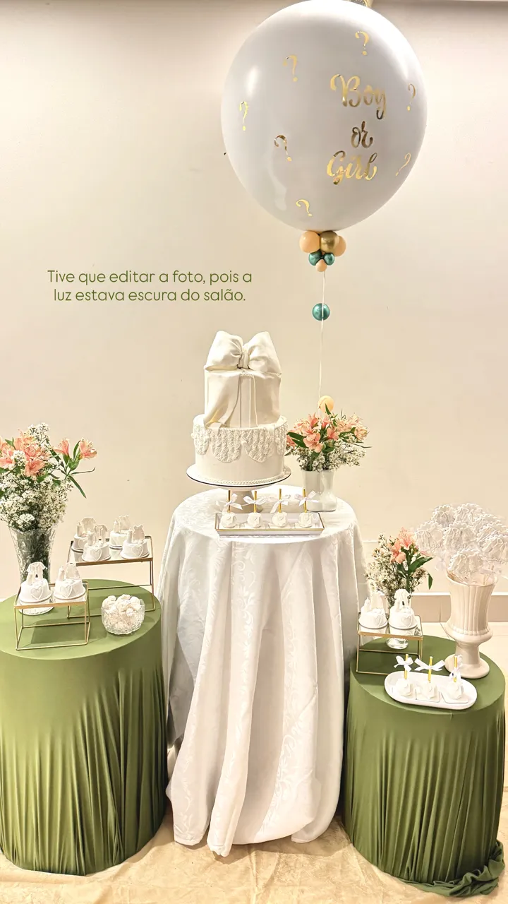 Doces finos de batizado com folhagem verde