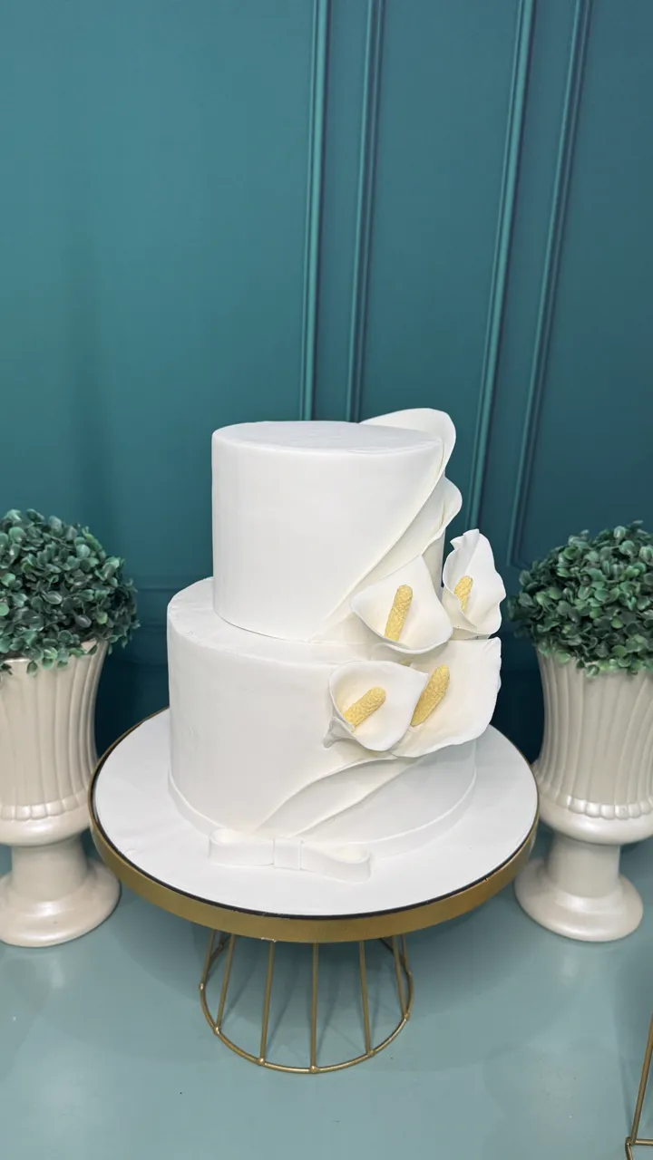 Bolo de casamento de andares com copo-de-leite