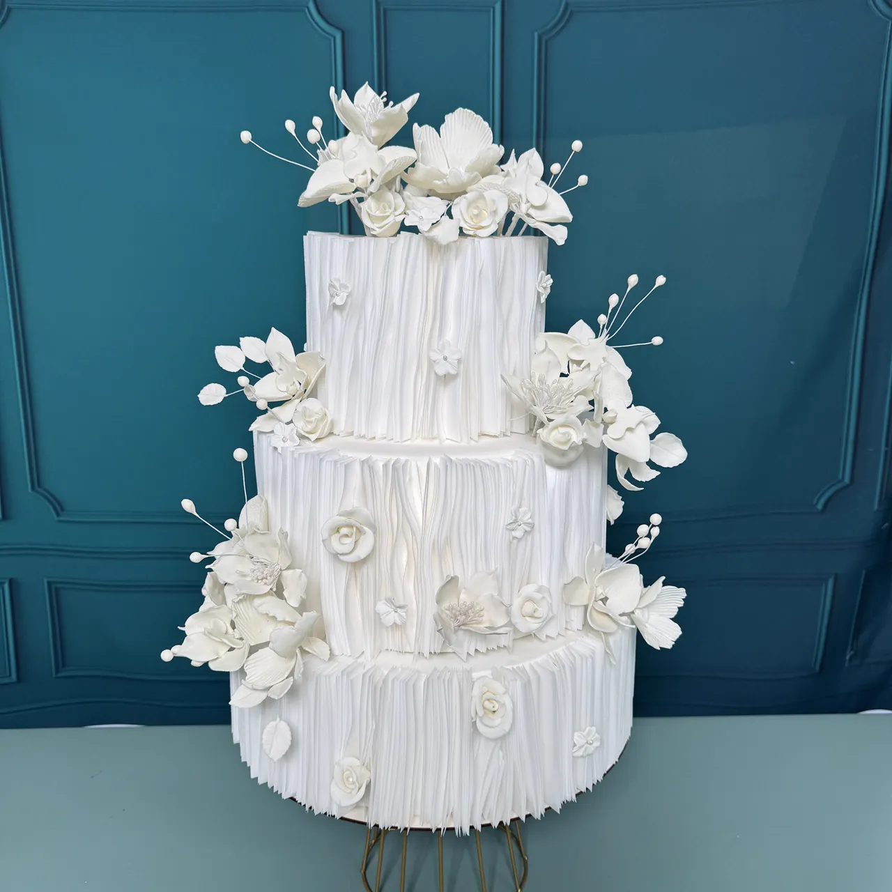 Bolo de casamento da Duetto: bolo de andares branco texturizado com flores