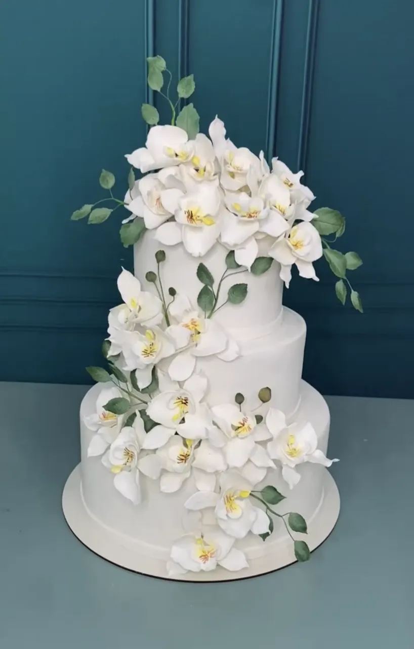 Bolo de casamento de andares com orquídeas brancas