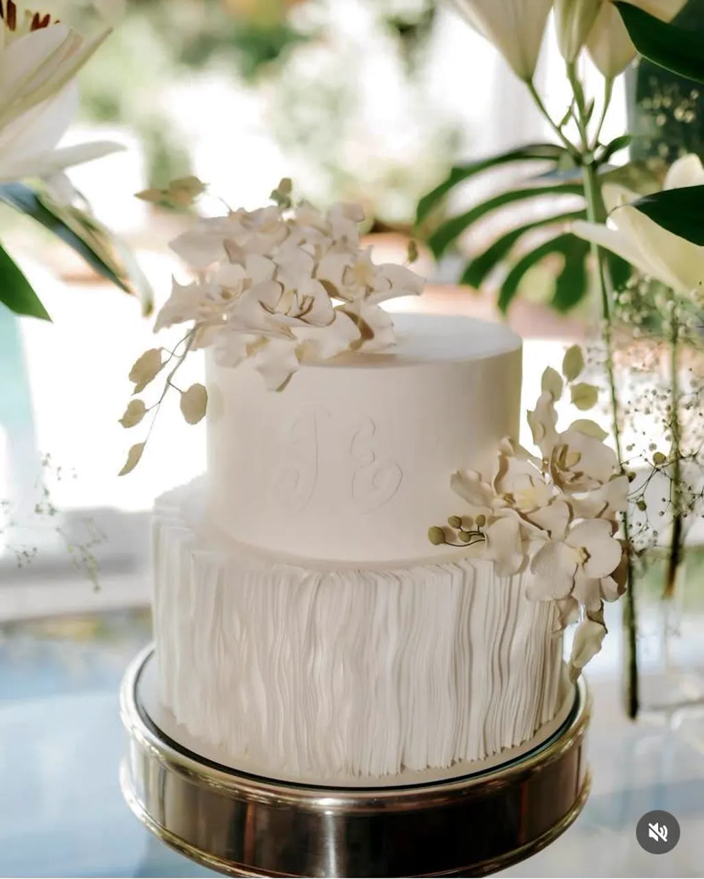 Bolo de casamento texturizado com folhagem