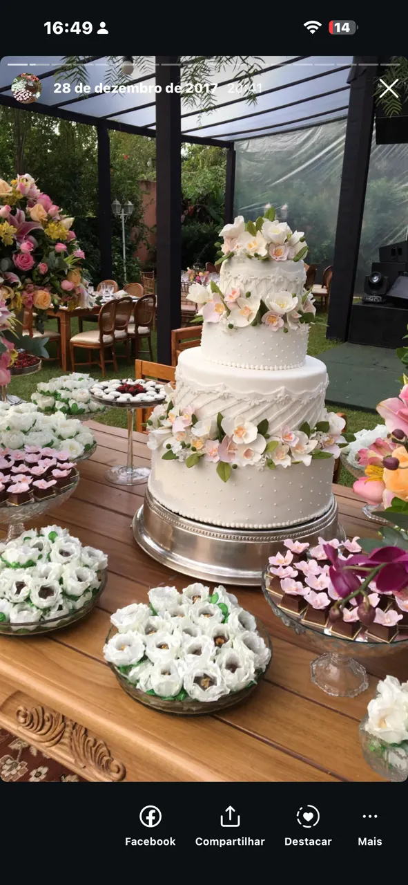 Mesa de casamento com rosas brancas e bolo