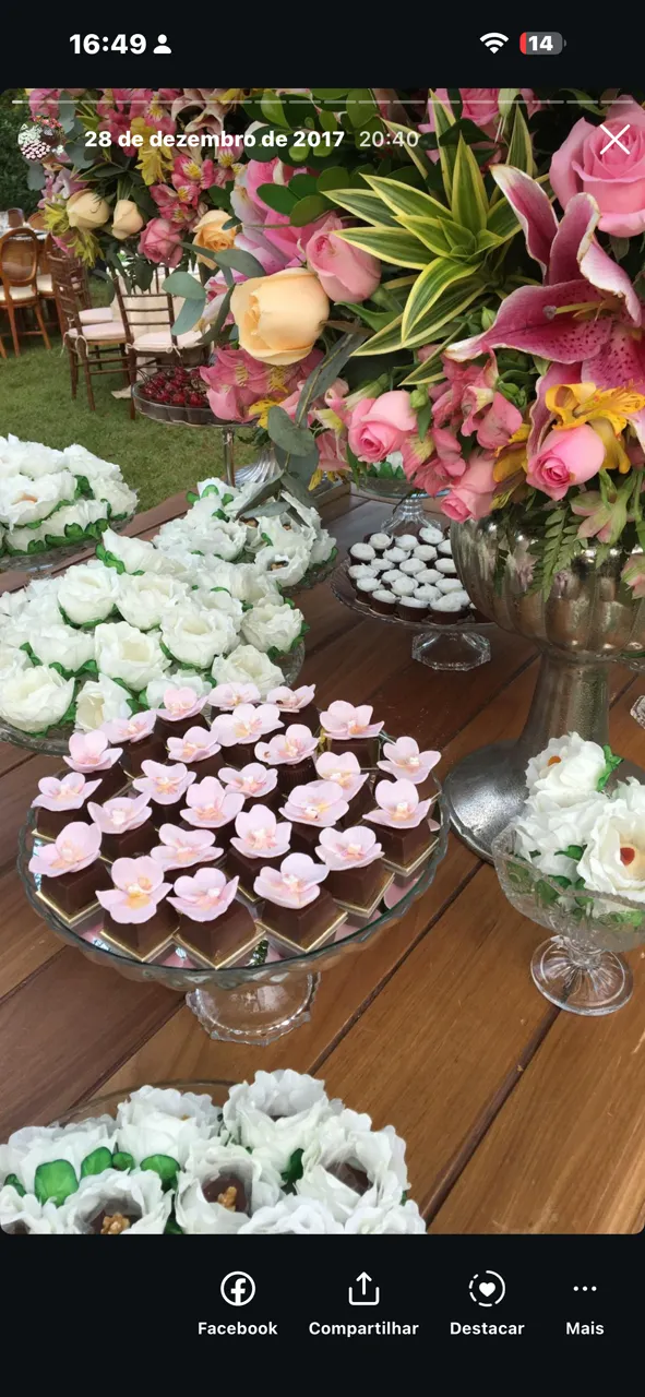 Mesa de doces de casamento com rosas cor-de-rosa