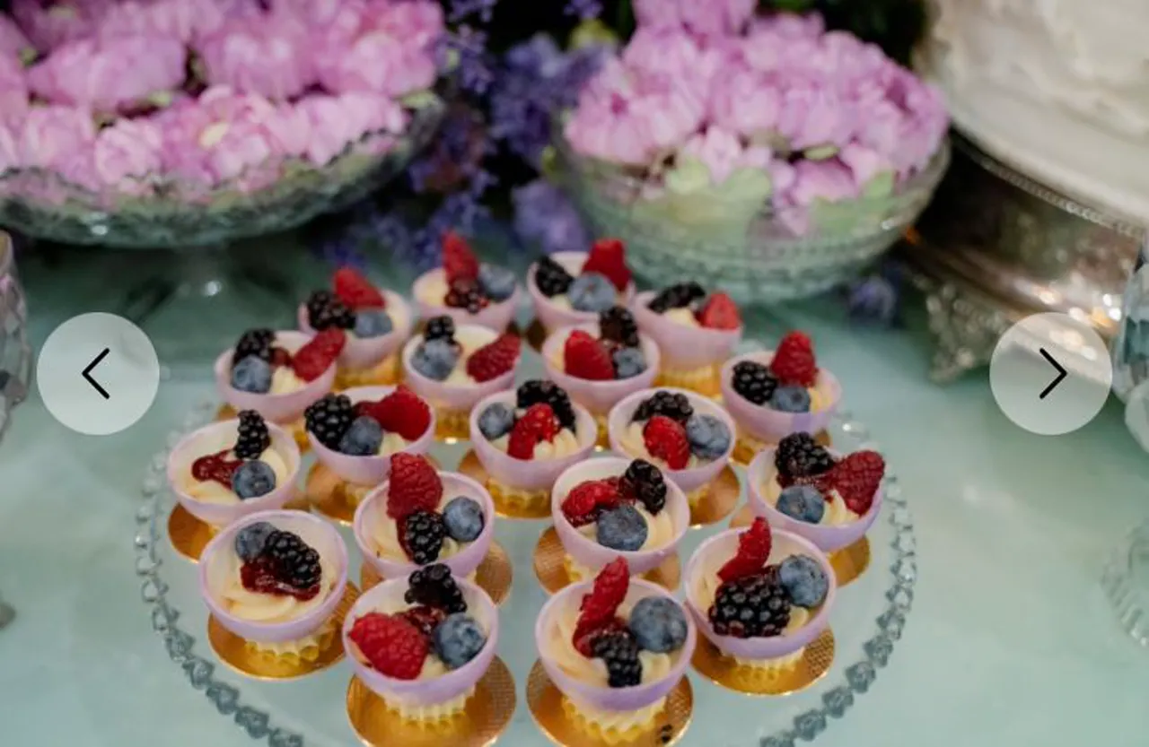 Mesa de casamento com flores e cupcakes