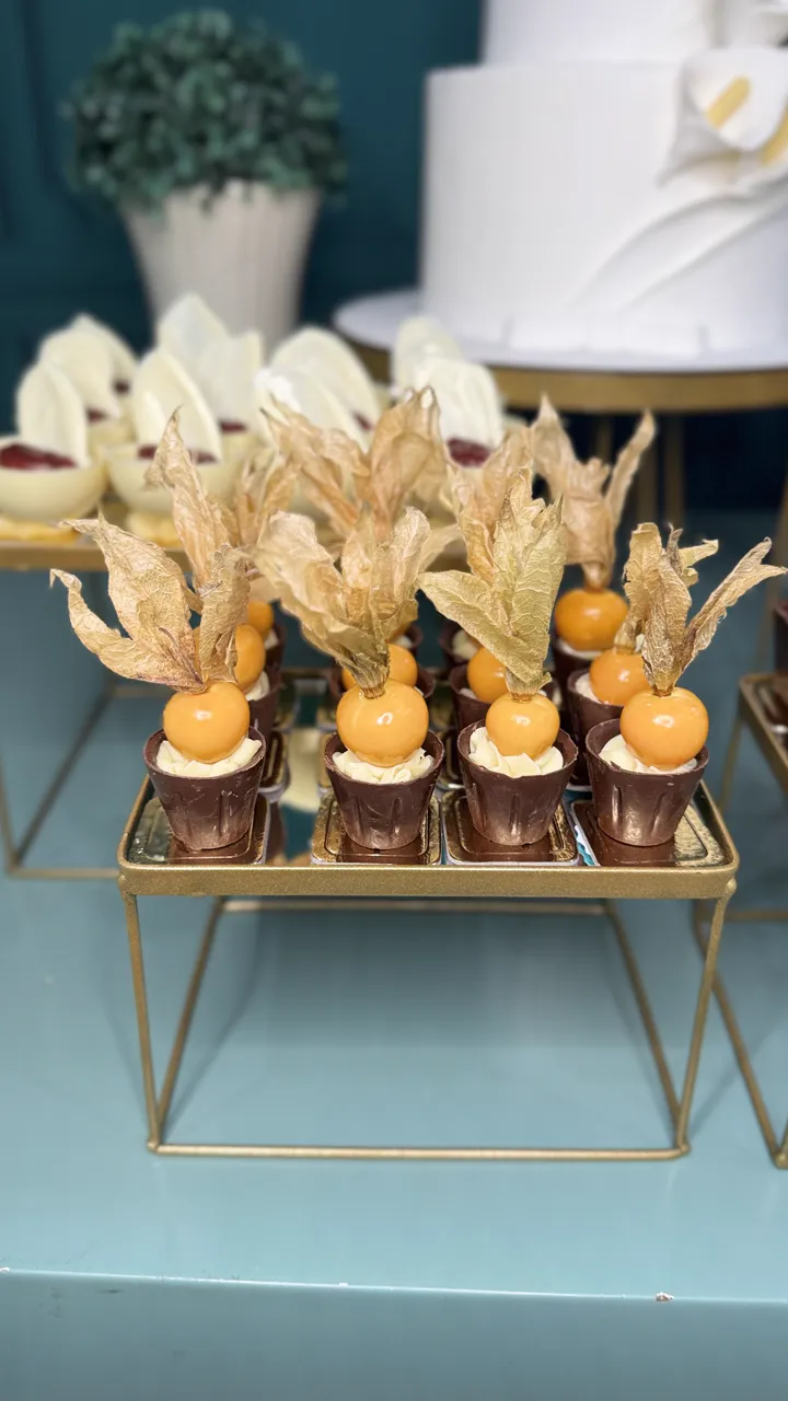 Doces finos de casamento com detalhes dourados