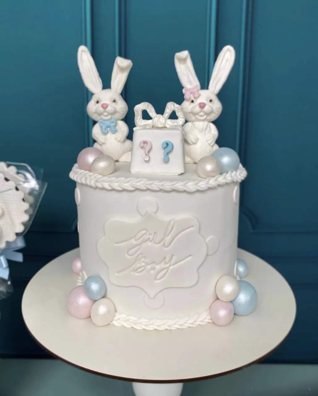 Bolo de chá revelação com coelhinho e confeitos pastel