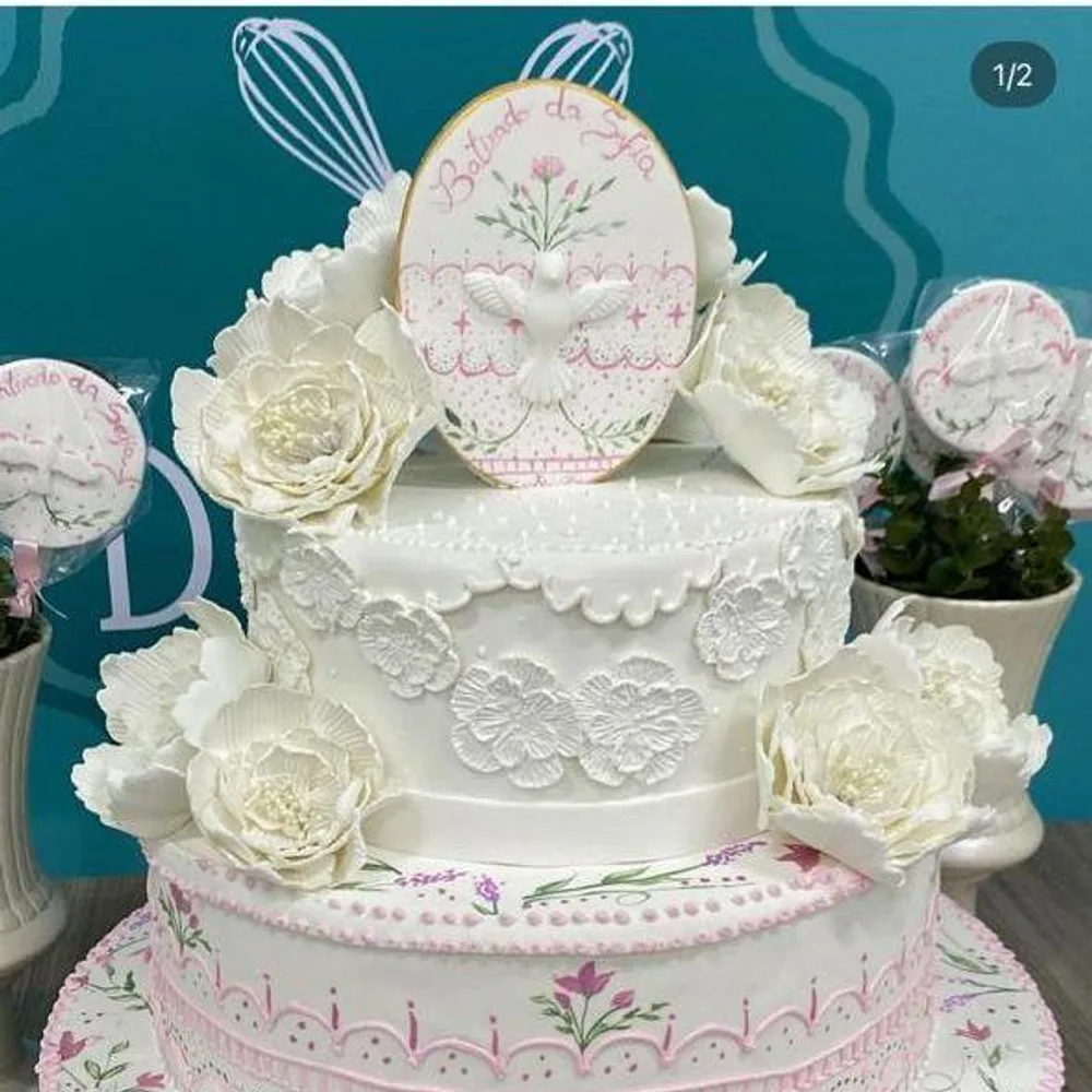 Bolo de batizado branco da Duetto, com flores brancas, rendas e pintura floral em tons de rosa